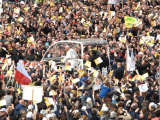 Bagno di folla per Papa Francesco: in 60 mila a Piazza del Plebiscito- Video