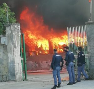 Incendio all’ex campo rom di Gianturco: Non si ha, al momento notizia di feriti
